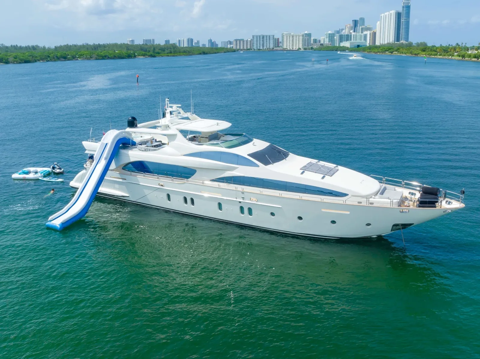 116 ft Azimut Fly