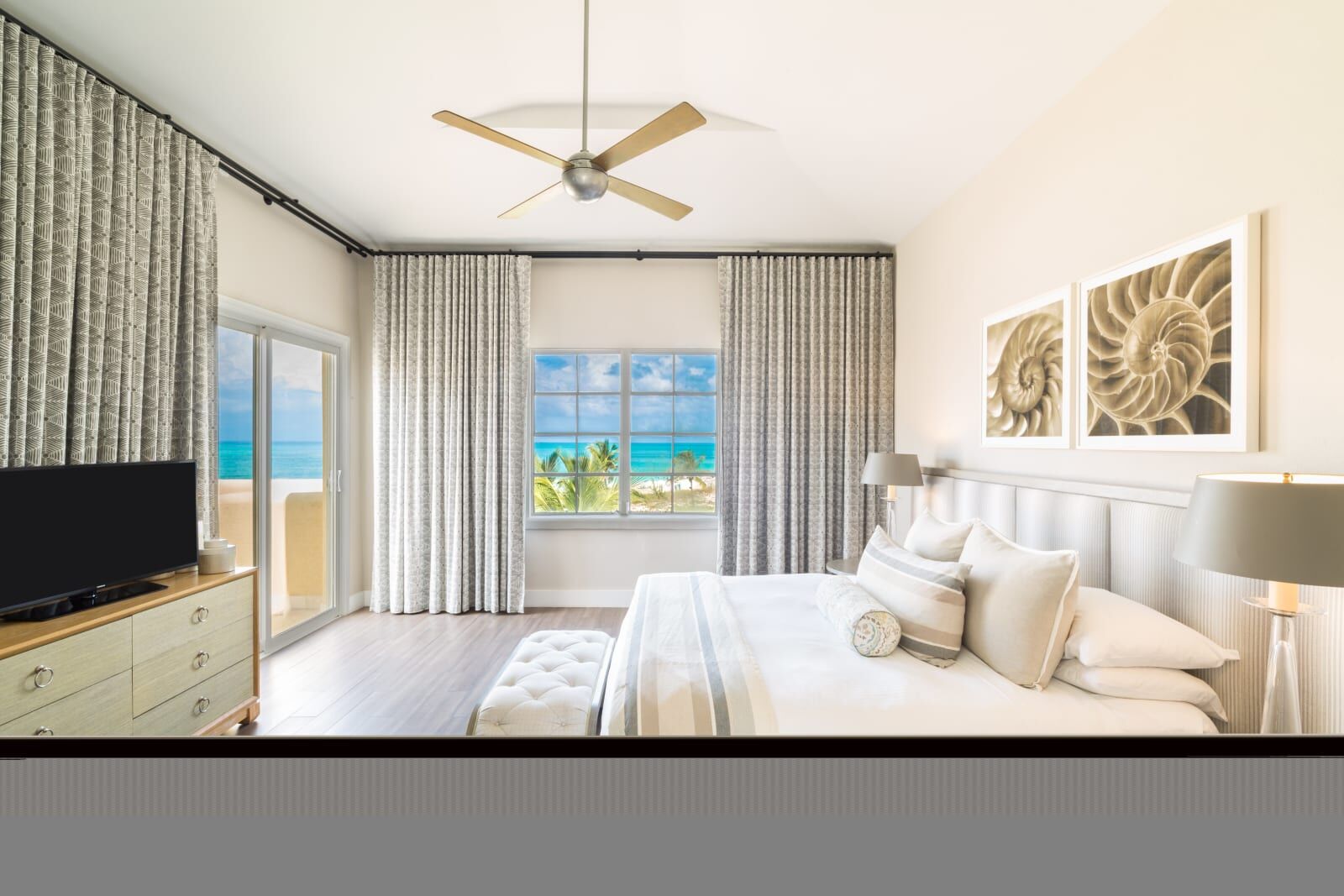 Bedroom with a window to the sea